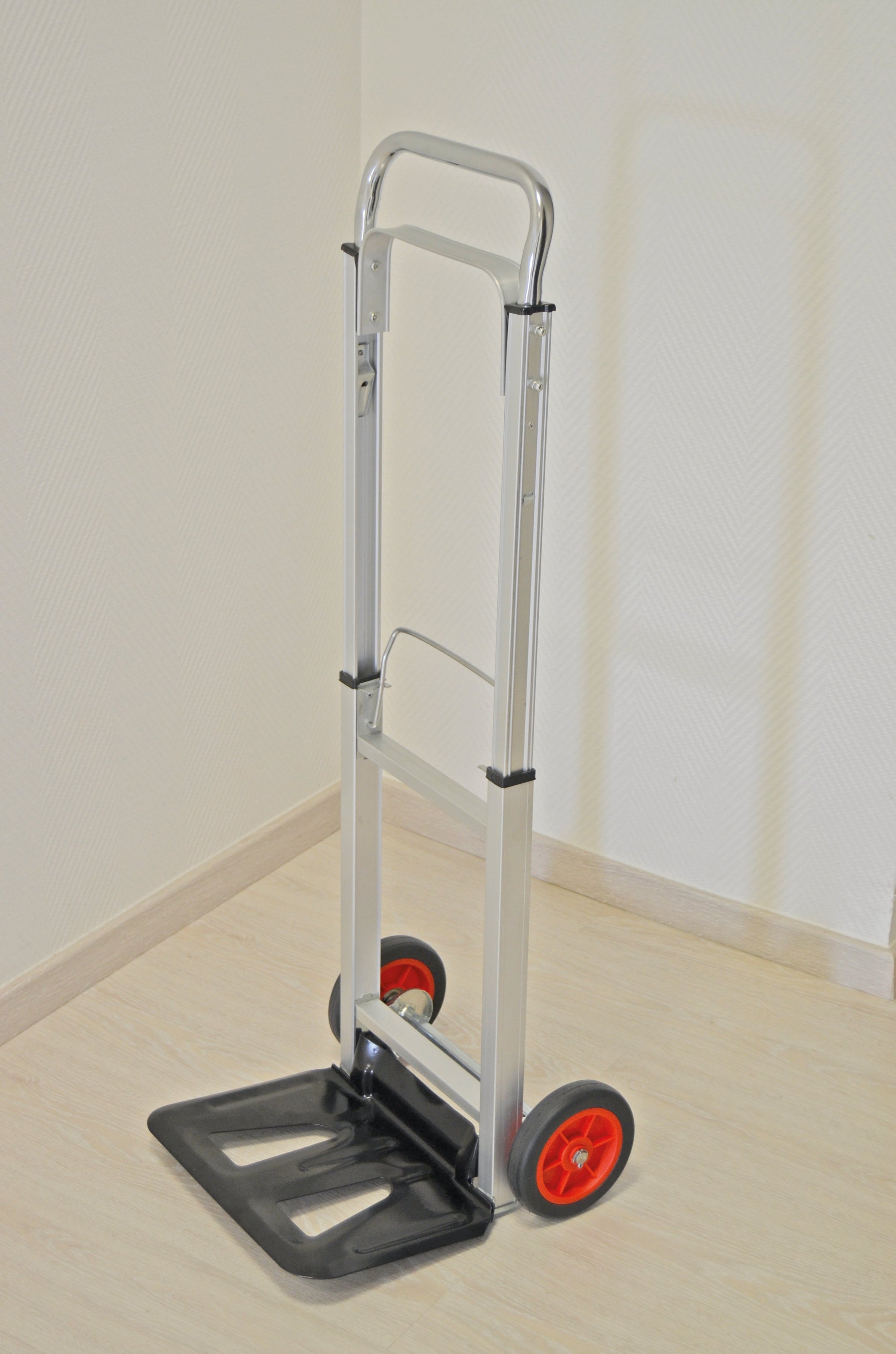 Aluminum hand truck