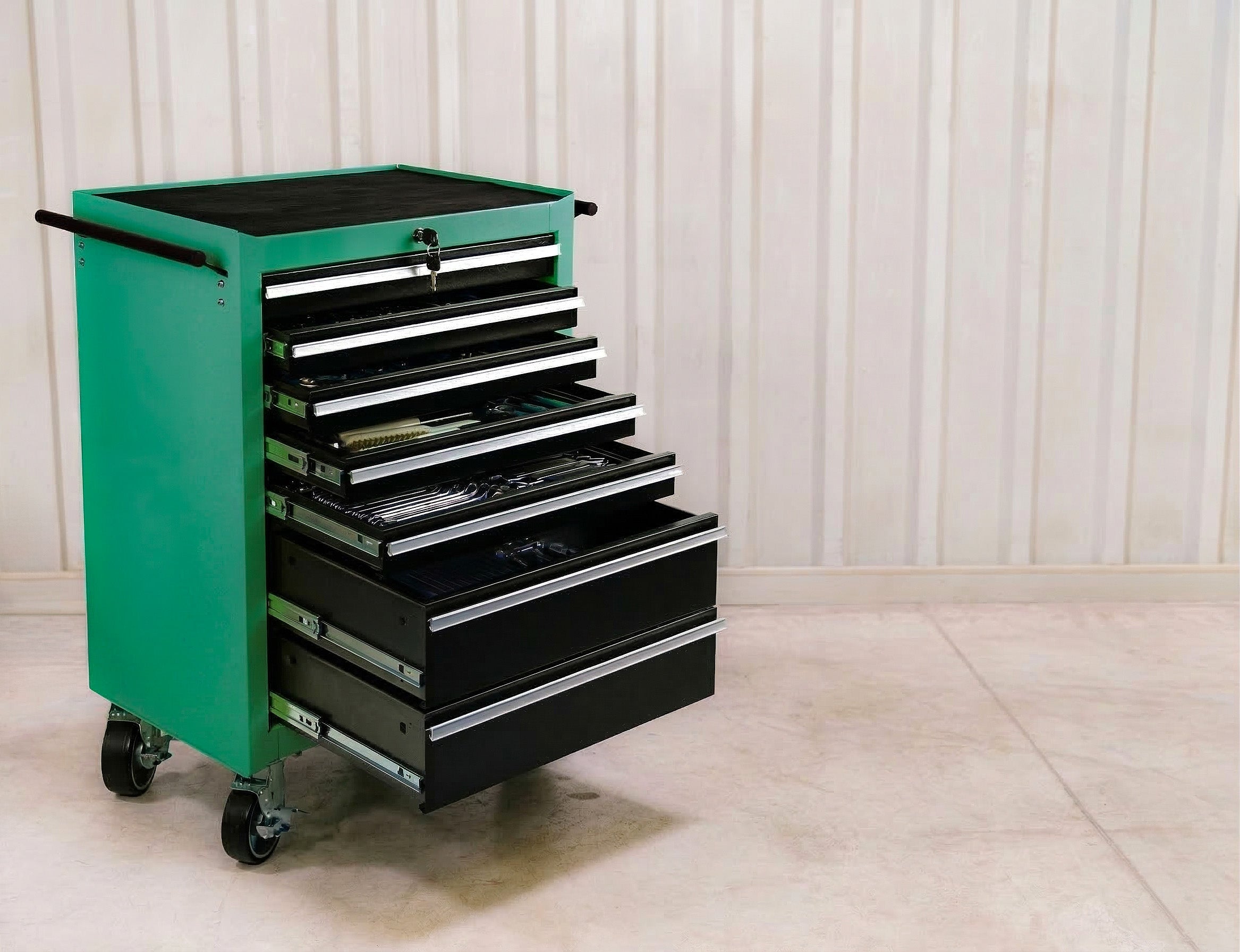 Chariot d'atelier équipé d'outils