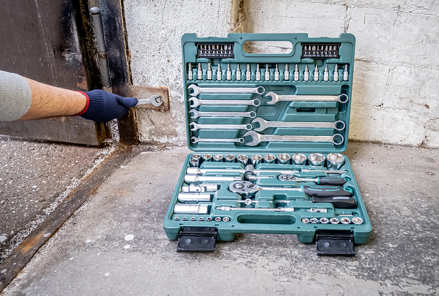 82 pieces Socket set 1/4"+1/2"