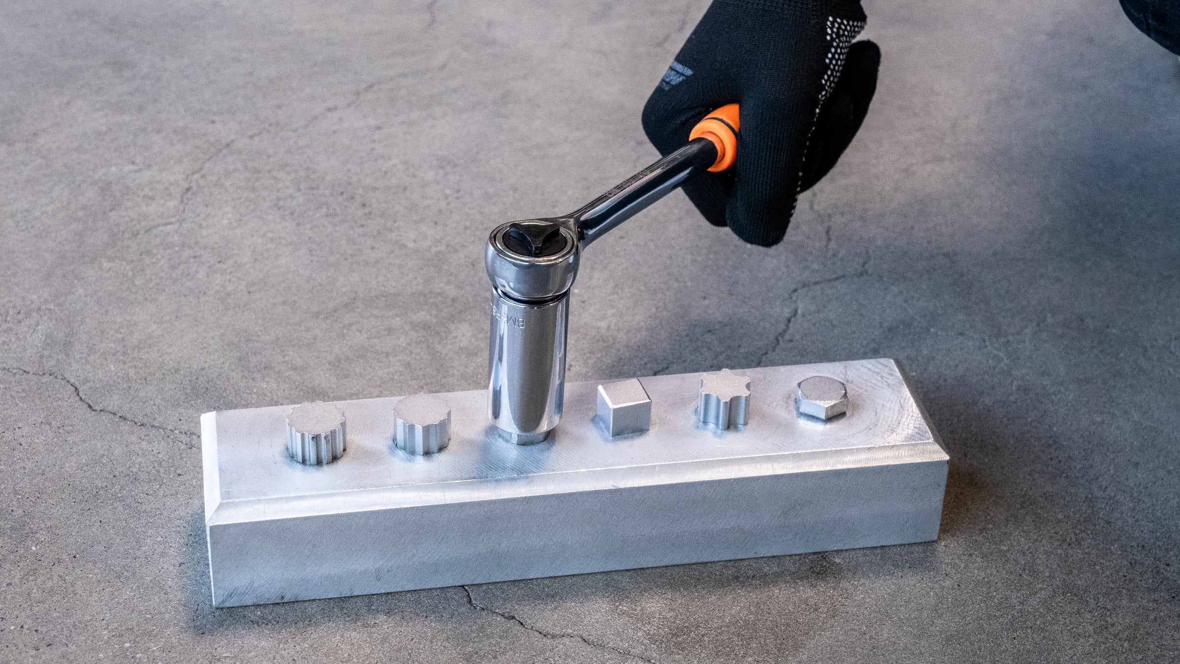 Insert pour clé à douille universelle (7-19 mm) avec adaptateur et cliquet réversible 3/8"