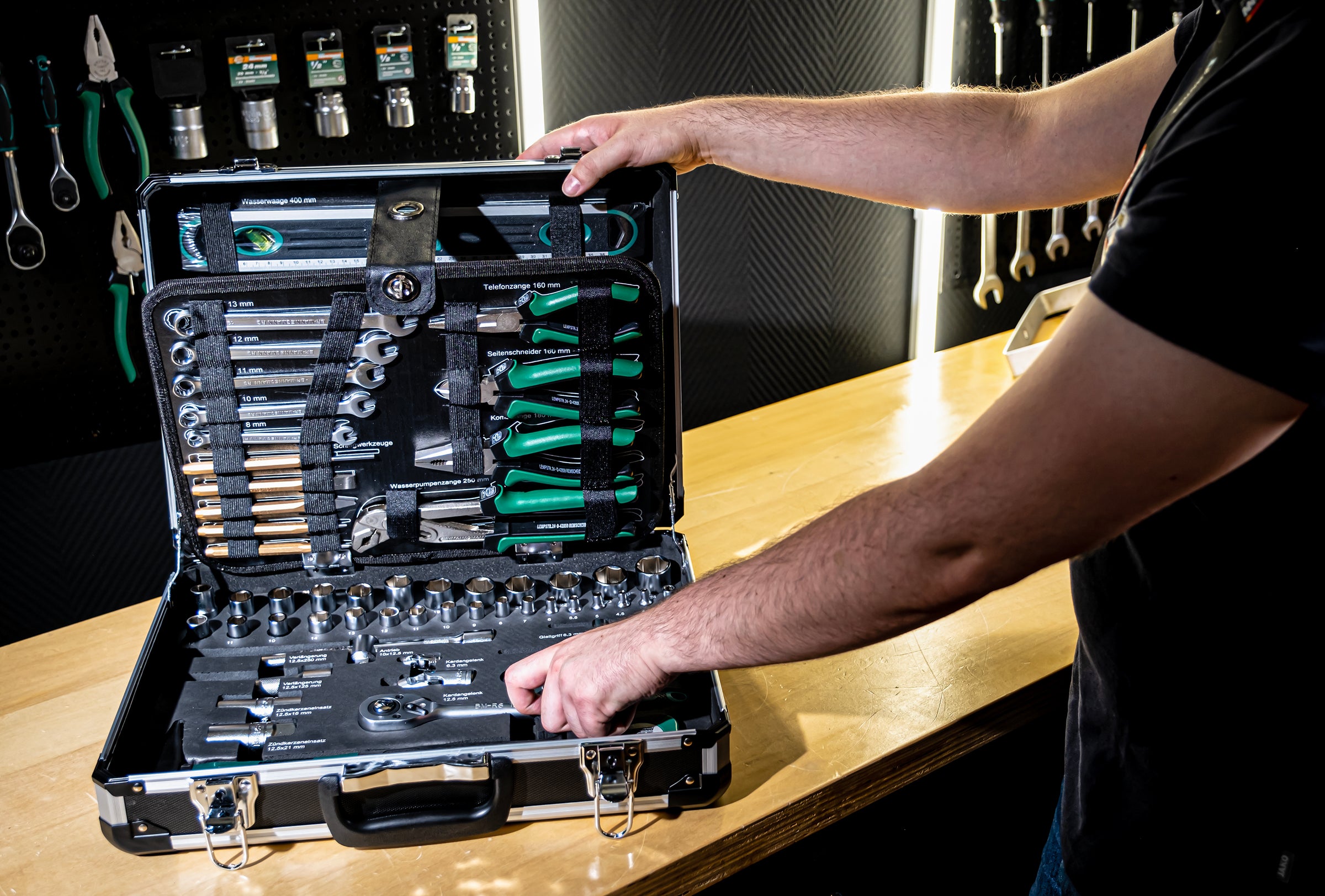 Mallette à outils en aluminium, équipée, 160 pièces.